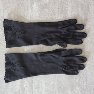 Black dress gloves with embroidery detail
